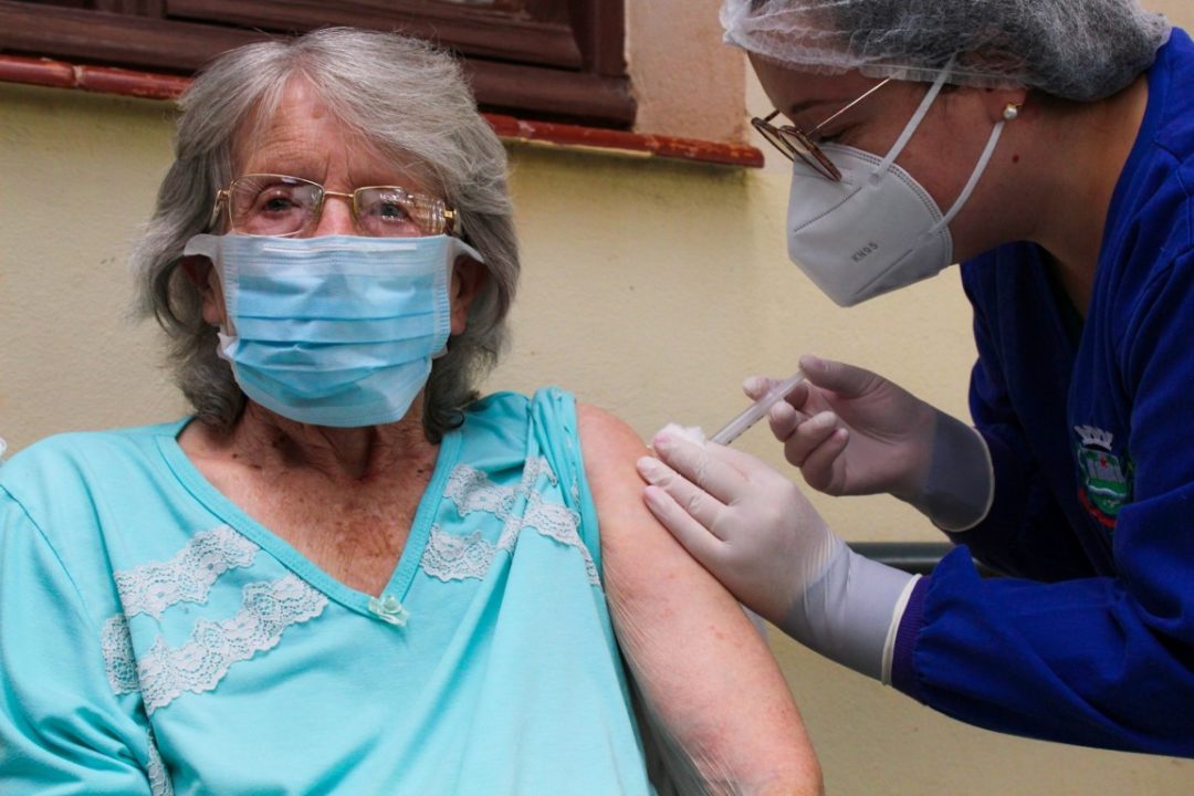 Idosa foi a primeira a tomar a vacina em Nova Prata
